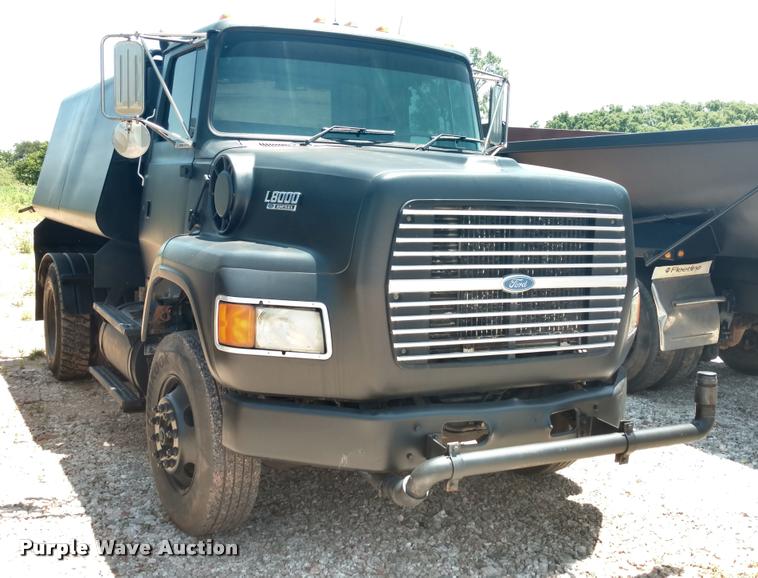 image for item DA5661 1995 Ford LS8000 water truck