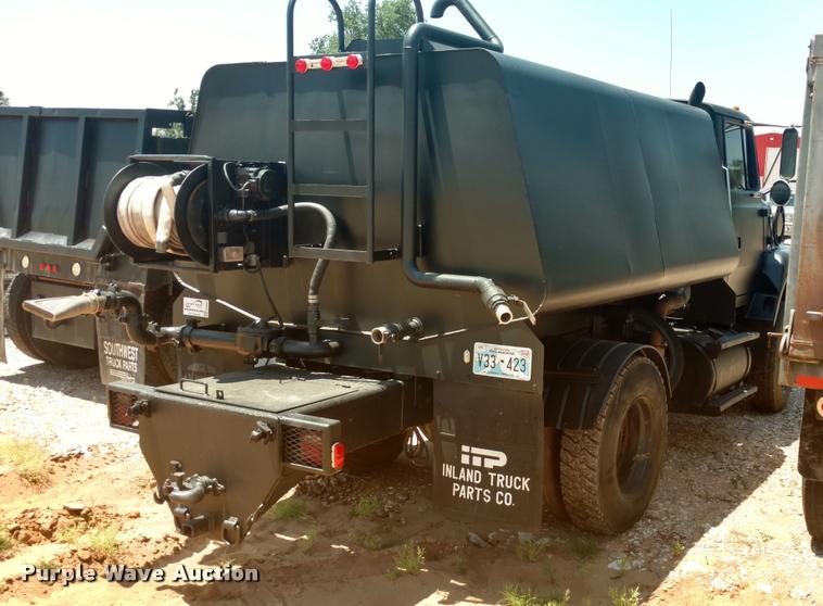image for item DA5661 1995 Ford LS8000 water truck