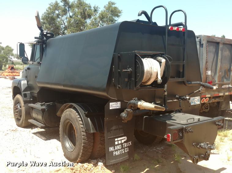 image for item DA5661 1995 Ford LS8000 water truck