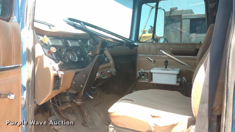 image for item DA5661 1995 Ford LS8000 water truck