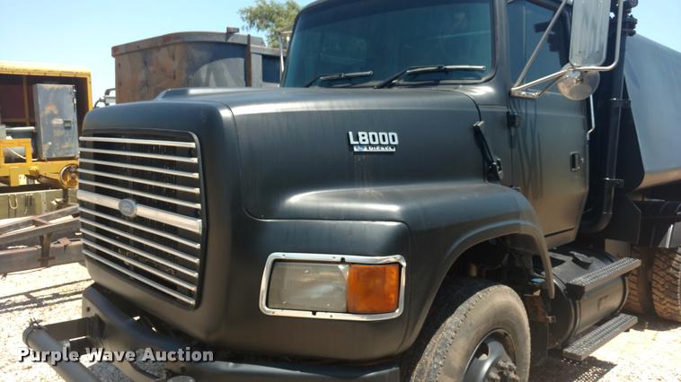 image for item DA5661 1995 Ford LS8000 water truck