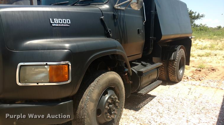 image for item DA5661 1995 Ford LS8000 water truck
