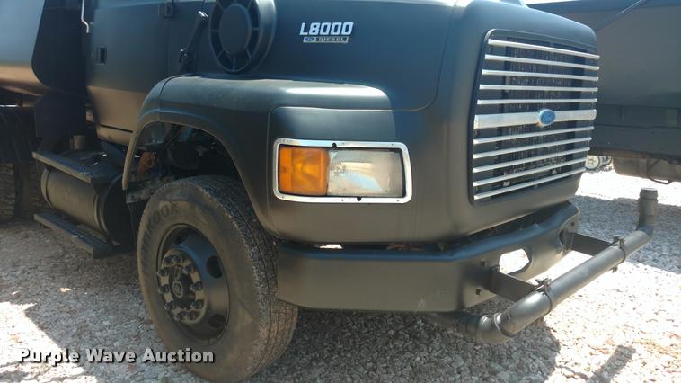 image for item DA5661 1995 Ford LS8000 water truck