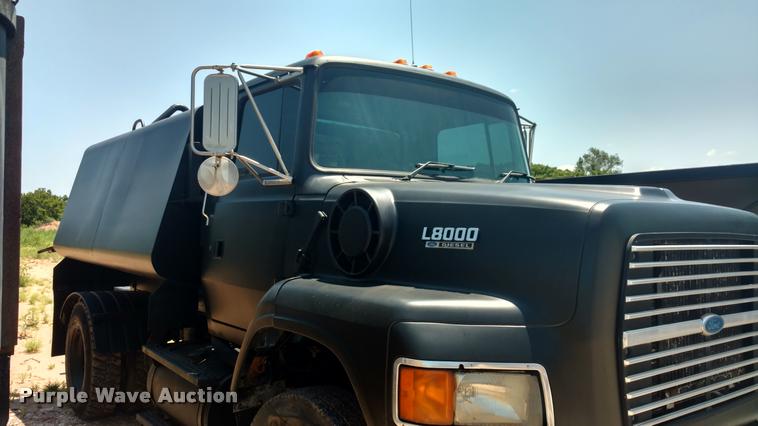 image for item DA5661 1995 Ford LS8000 water truck