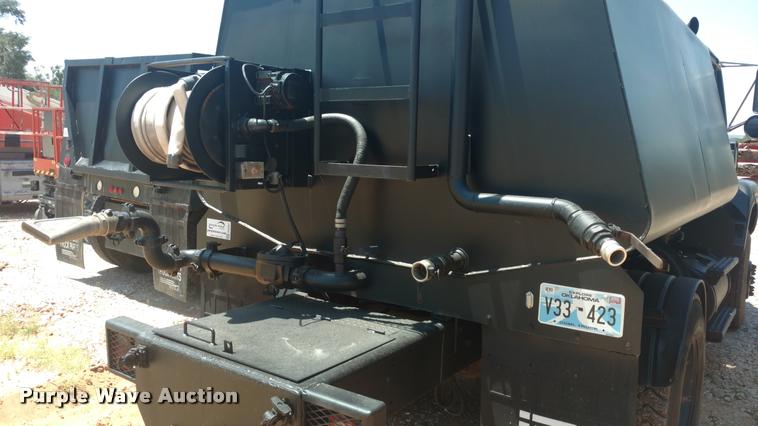 image for item DA5661 1995 Ford LS8000 water truck