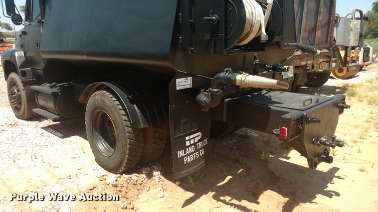 image for item DA5661 1995 Ford LS8000 water truck