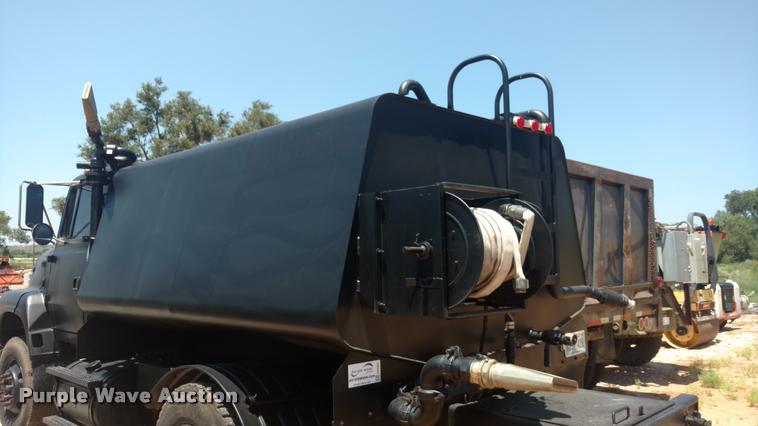 image for item DA5661 1995 Ford LS8000 water truck