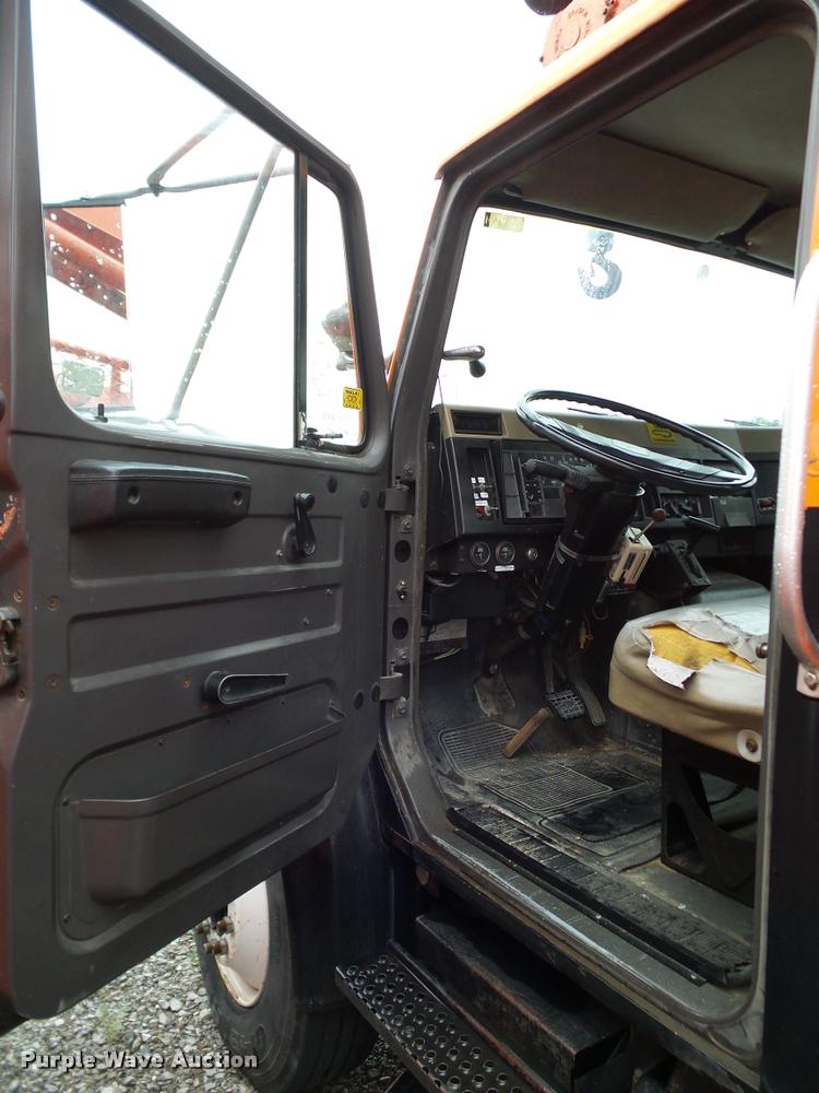 image for item DA6854 1993 International 4900 bucket truck