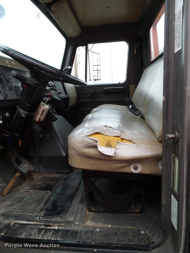 image for item DA6854 1993 International 4900 bucket truck