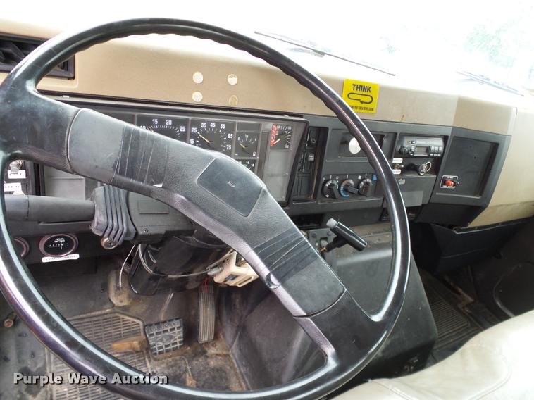 image for item DA6854 1993 International 4900 bucket truck