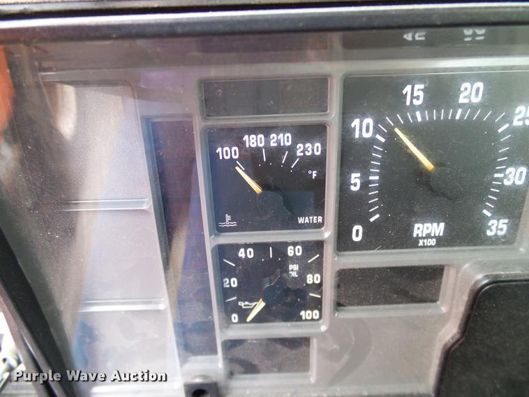 image for item DA6854 1993 International 4900 bucket truck