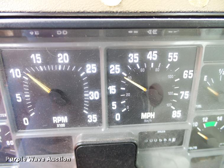 image for item DA6854 1993 International 4900 bucket truck