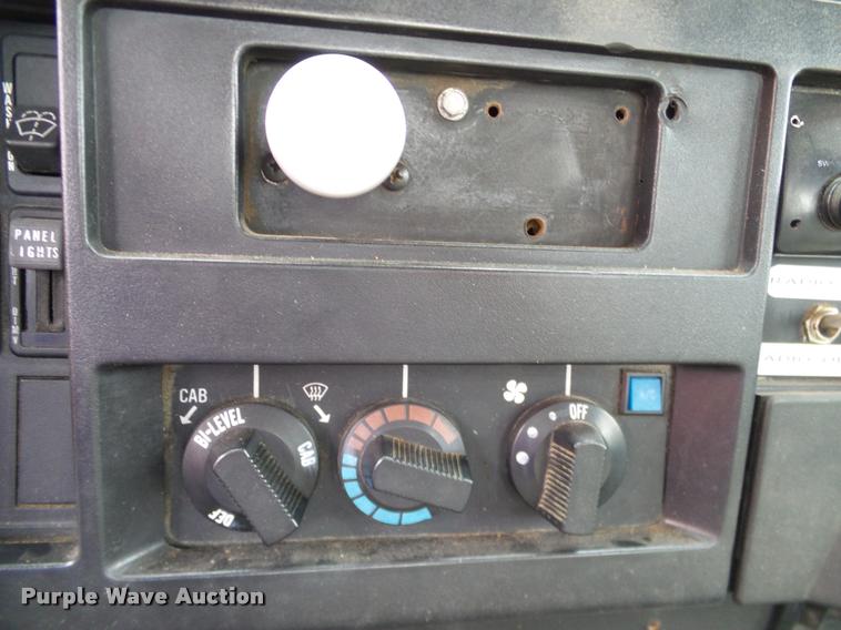 image for item DA6854 1993 International 4900 bucket truck