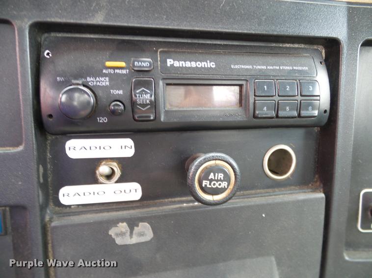 image for item DA6854 1993 International 4900 bucket truck