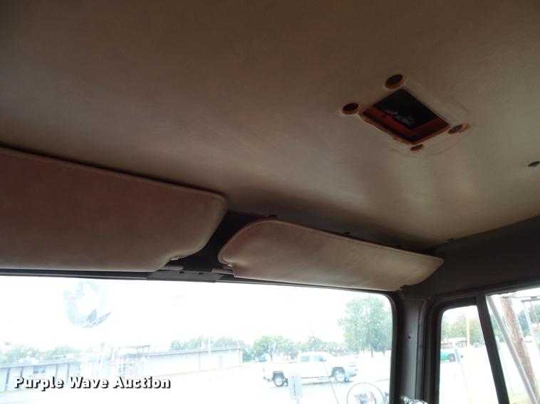 image for item DA6854 1993 International 4900 bucket truck