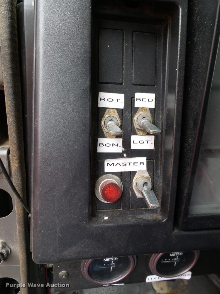 image for item DA6854 1993 International 4900 bucket truck