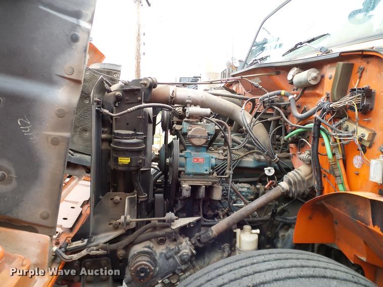 image for item DA6854 1993 International 4900 bucket truck