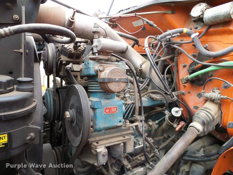 image for item DA6854 1993 International 4900 bucket truck