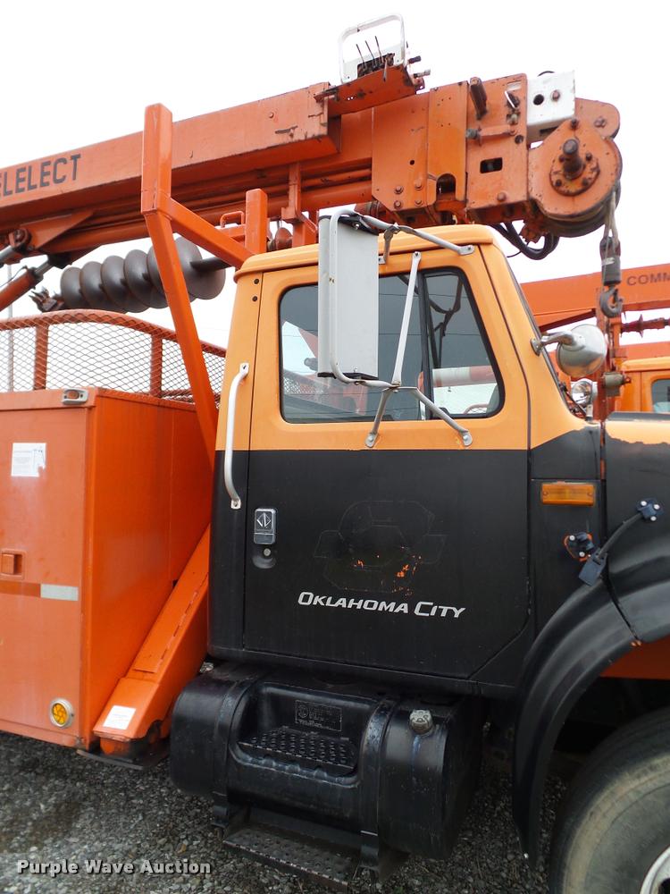 image for item DA6854 1993 International 4900 bucket truck