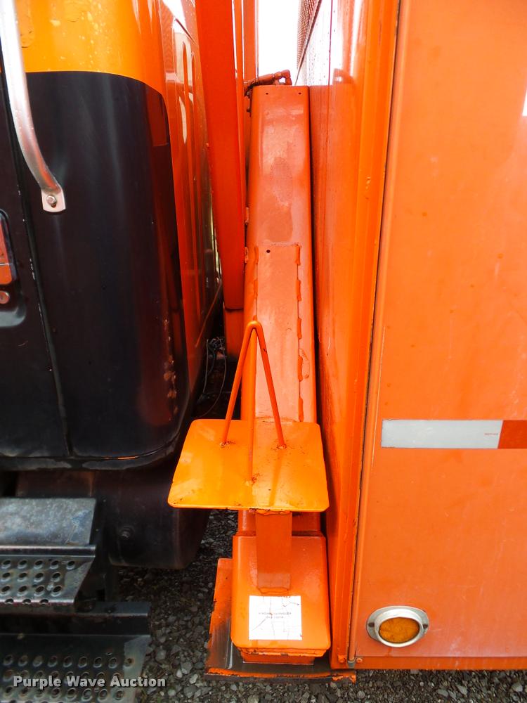 image for item DA6854 1993 International 4900 bucket truck