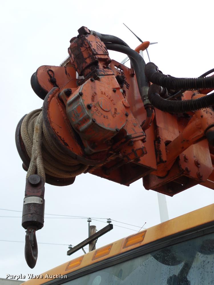 image for item DA6854 1993 International 4900 bucket truck