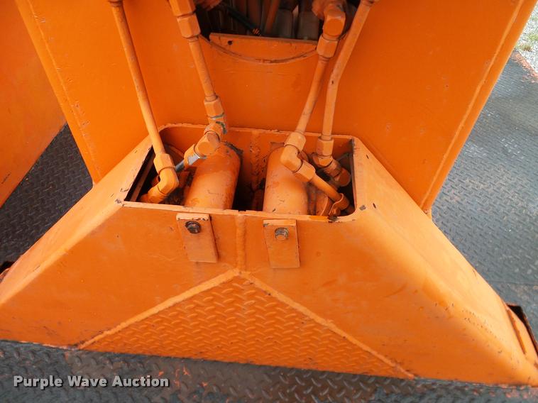 image for item DA6854 1993 International 4900 bucket truck