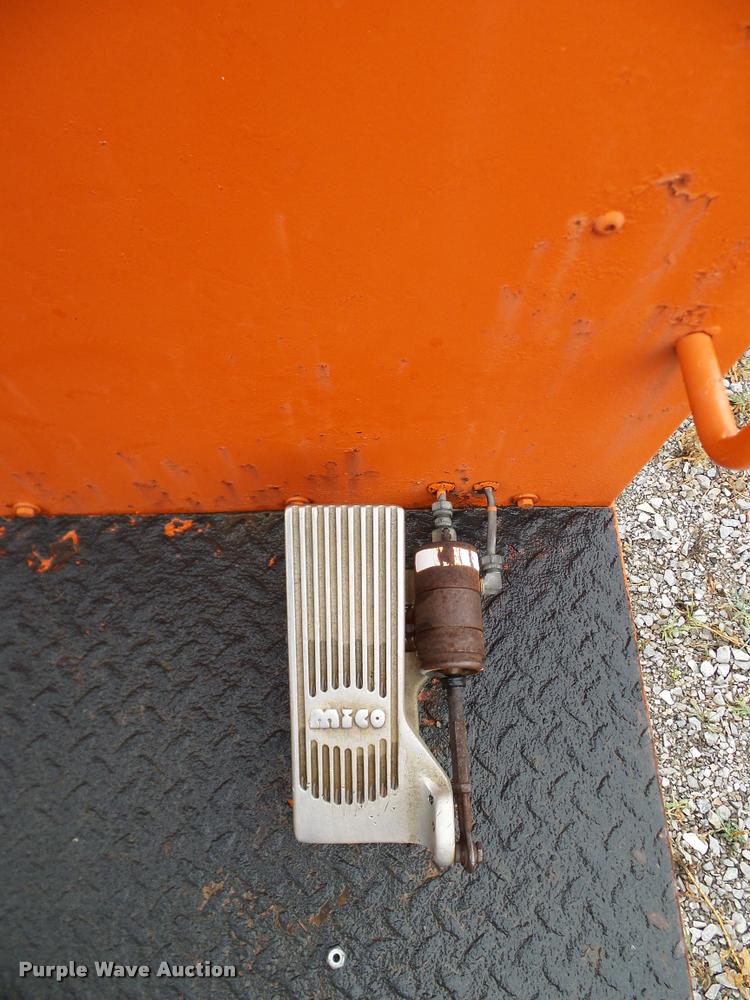 image for item DA6854 1993 International 4900 bucket truck