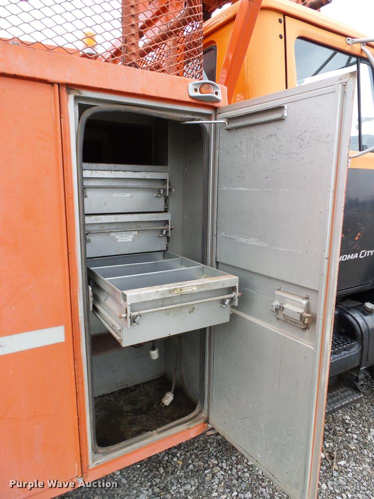 image for item DA6854 1993 International 4900 bucket truck