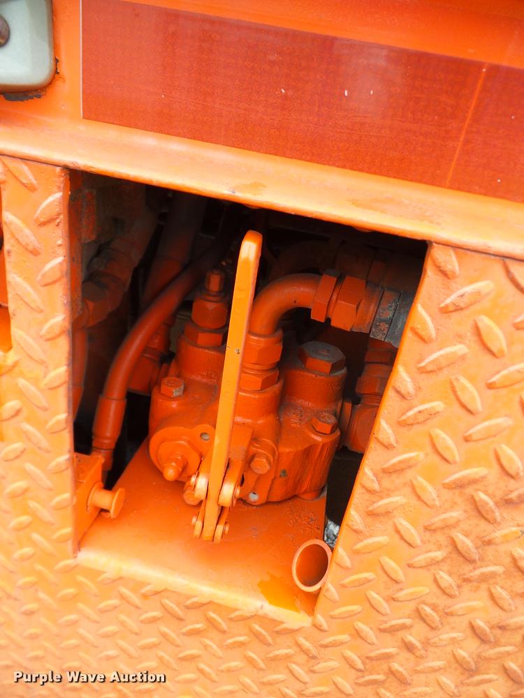 image for item DA6854 1993 International 4900 bucket truck