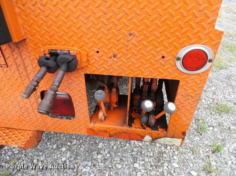 image for item DA6854 1993 International 4900 bucket truck