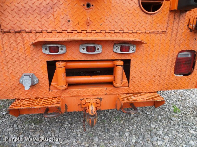 image for item DA6854 1993 International 4900 bucket truck