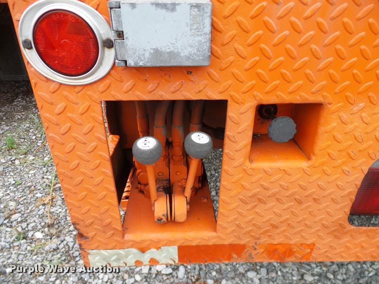 image for item DA6854 1993 International 4900 bucket truck