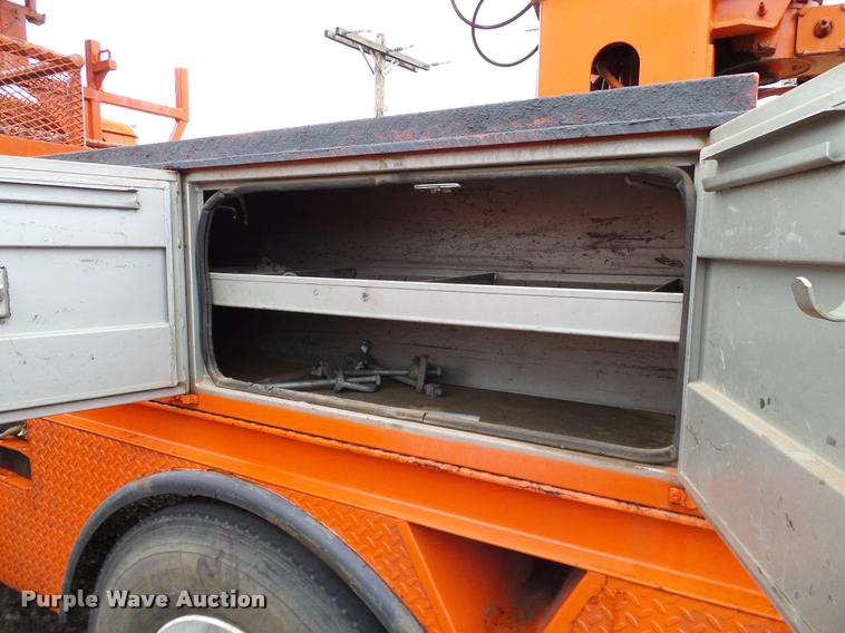 image for item DA6854 1993 International 4900 bucket truck