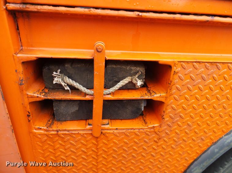 image for item DA6854 1993 International 4900 bucket truck