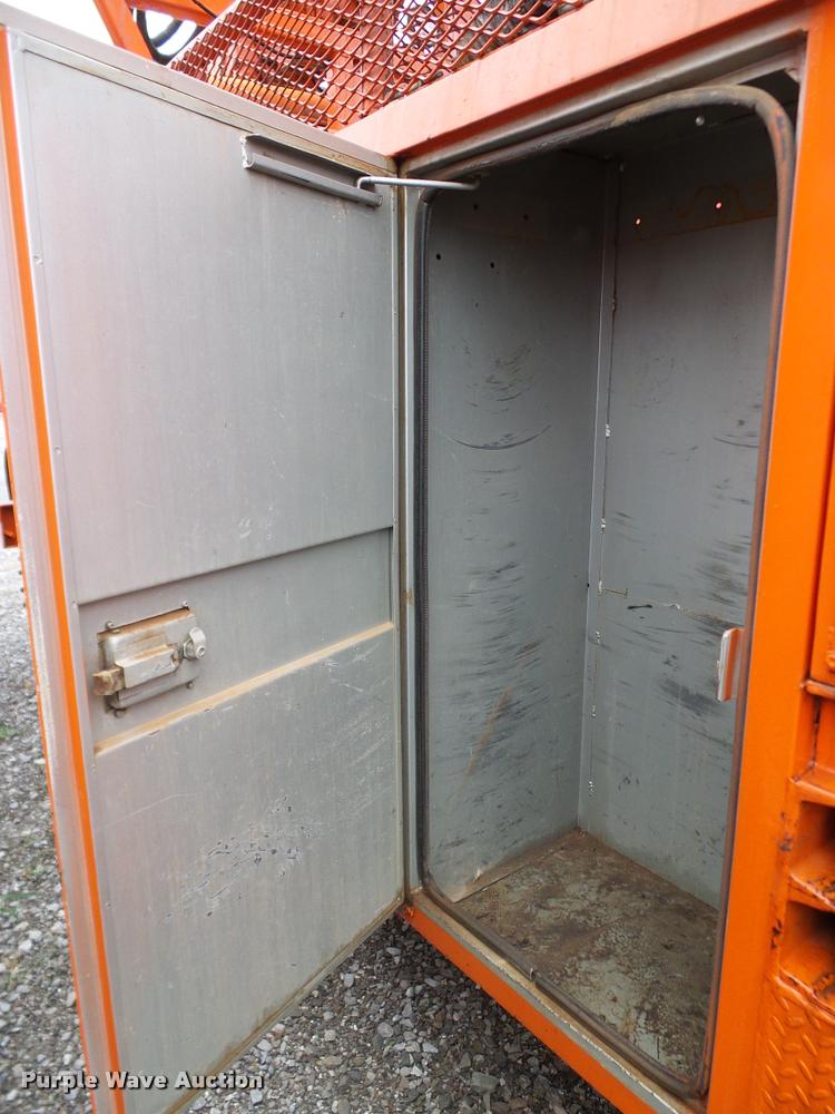 image for item DA6854 1993 International 4900 bucket truck