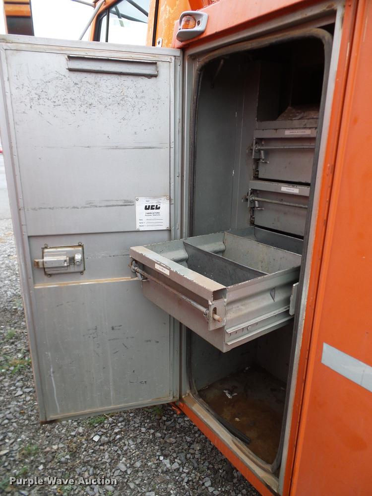 image for item DA6854 1993 International 4900 bucket truck