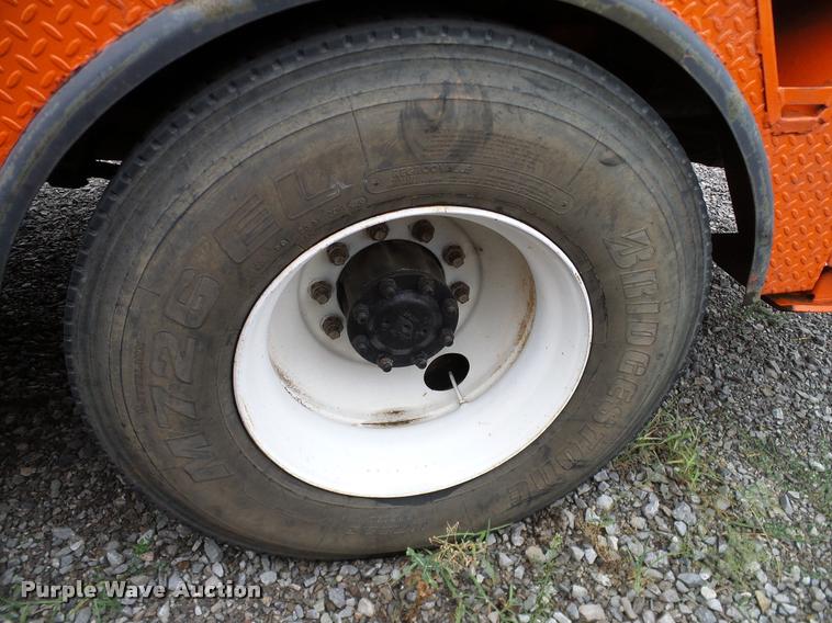 image for item DA6854 1993 International 4900 bucket truck