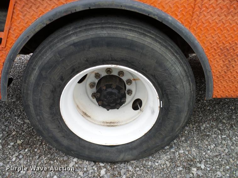 image for item DA6854 1993 International 4900 bucket truck