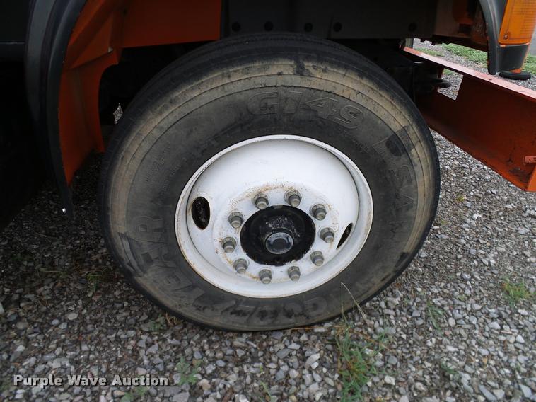 image for item DA6854 1993 International 4900 bucket truck