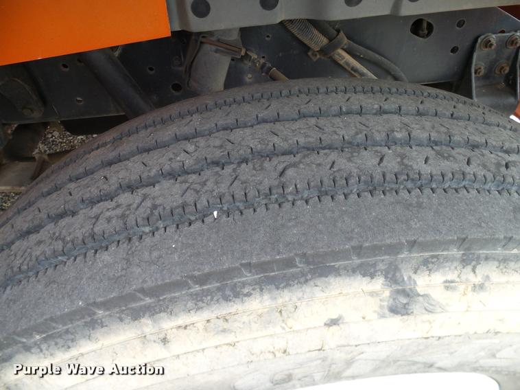 image for item DA6854 1993 International 4900 bucket truck