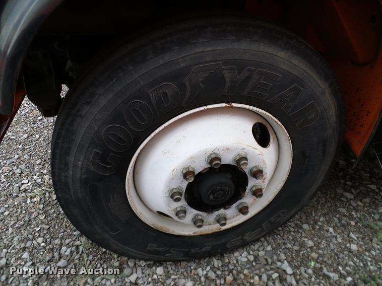 image for item DA6854 1993 International 4900 bucket truck