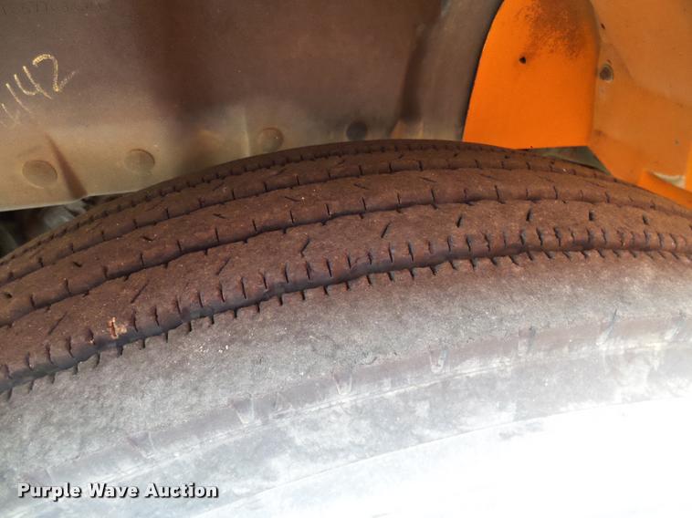 image for item DA6854 1993 International 4900 bucket truck