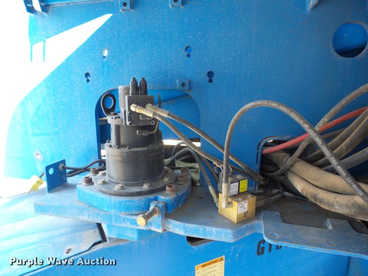 image for item DB0850 2004 Genie S60 boom lift