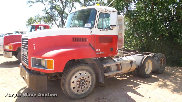 image for item DB3259 1999 Mack CH613 semi truck