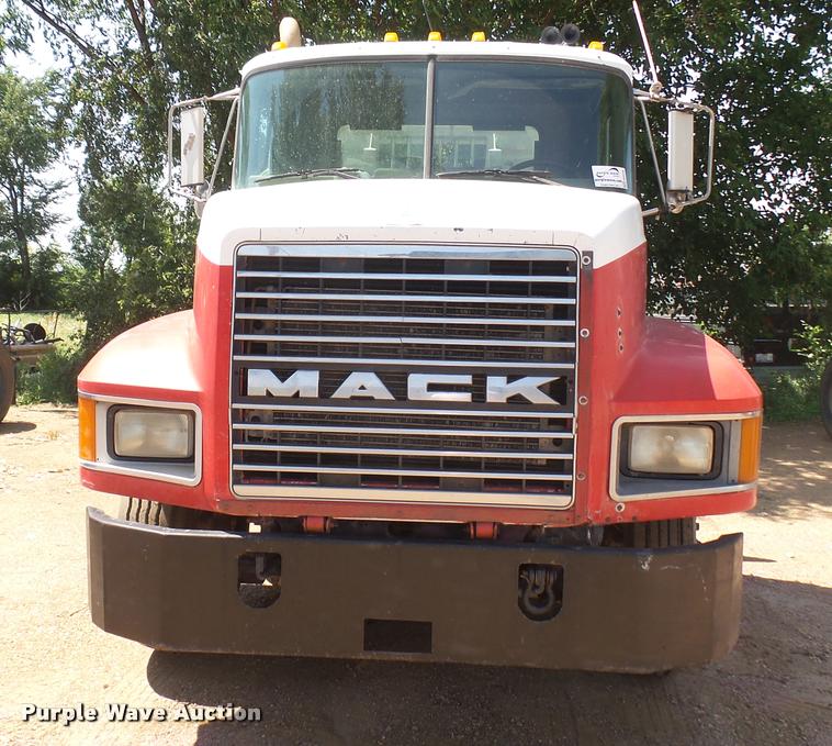 image for item DB3259 1999 Mack CH613 semi truck