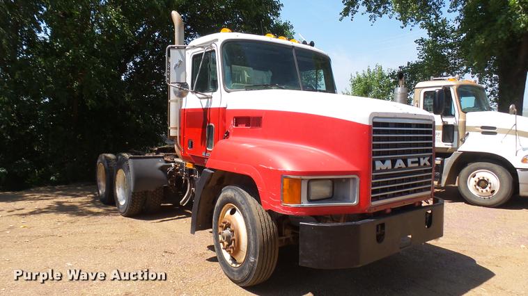 image for item DB3259 1999 Mack CH613 semi truck