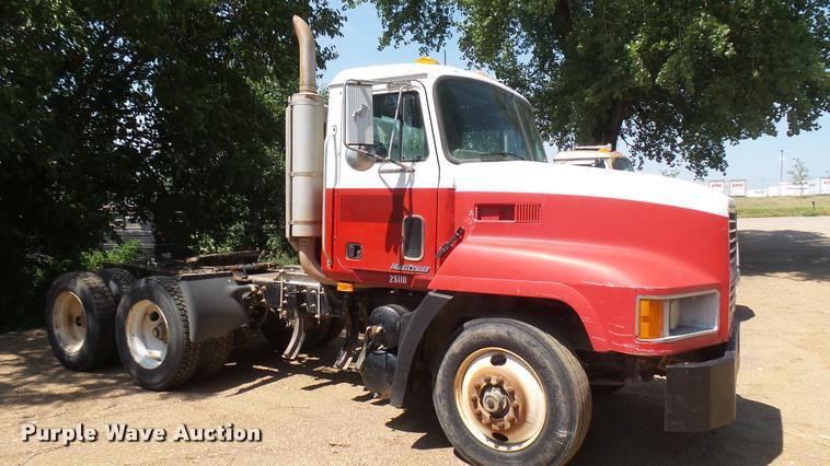 image for item DB3259 1999 Mack CH613 semi truck