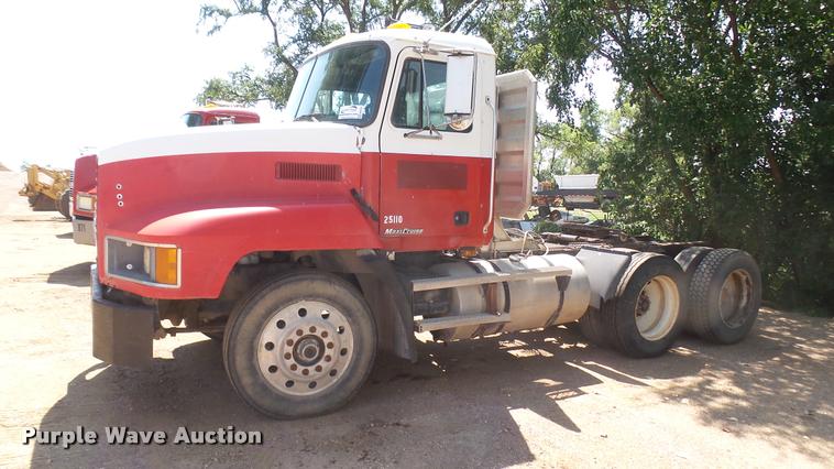 image for item DB3259 1999 Mack CH613 semi truck