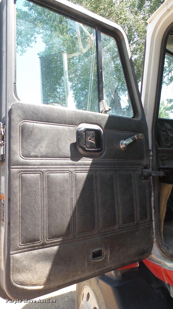 image for item DB3259 1999 Mack CH613 semi truck