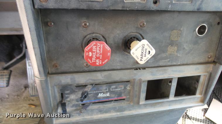 image for item DB3259 1999 Mack CH613 semi truck